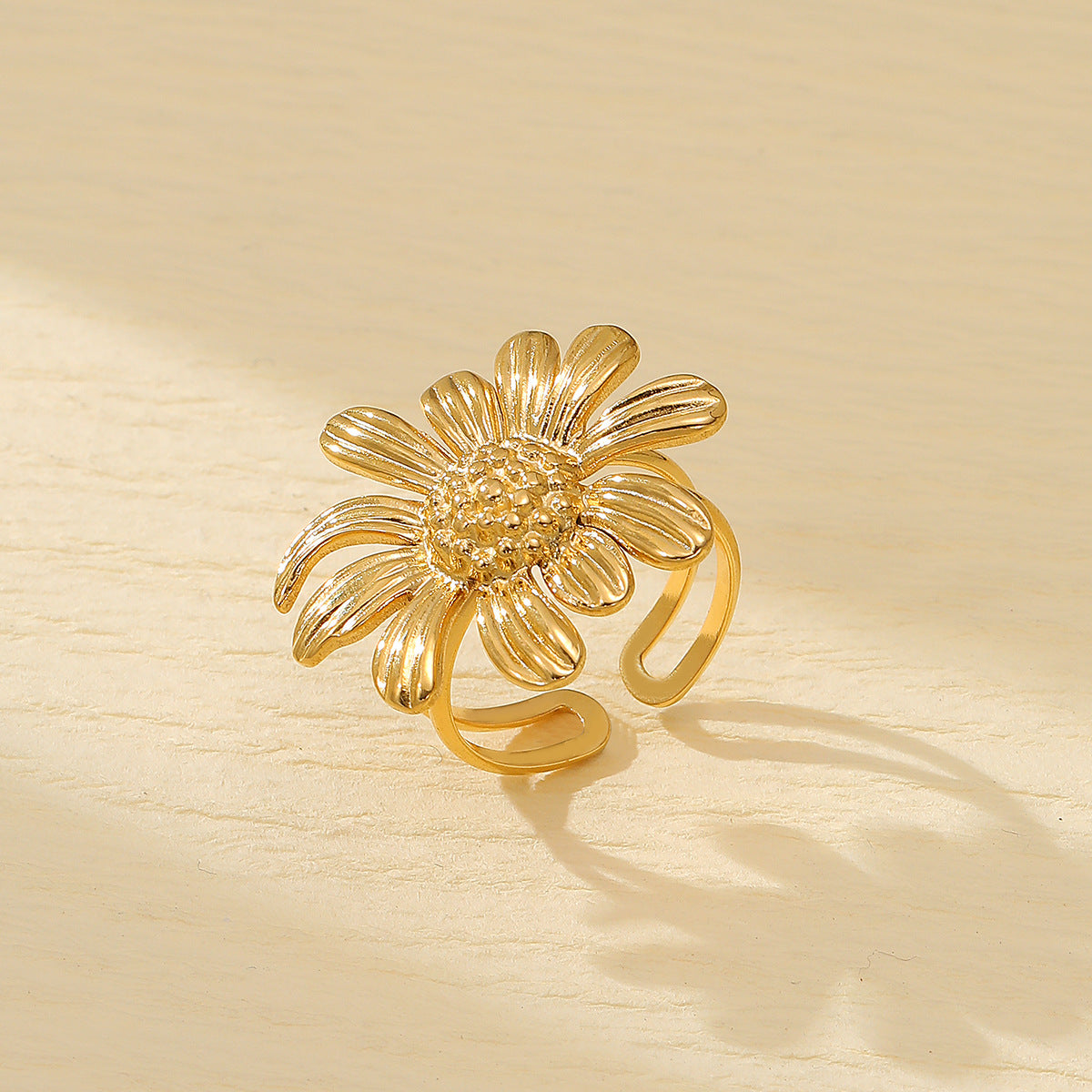 Elegante Anillo Floral de Acero de Titanio para Mujer con Acabado Chapado, Accesorio de Moda de Lujo Ligero