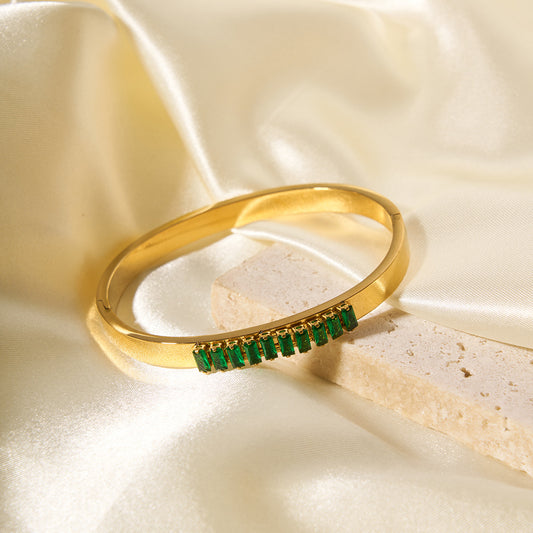 Bracciale da donna in acciaio al titanio d'ispirazione vintage placcato in oro 18 carati con intarsio in zircone verde, design geometrico a forma di anello