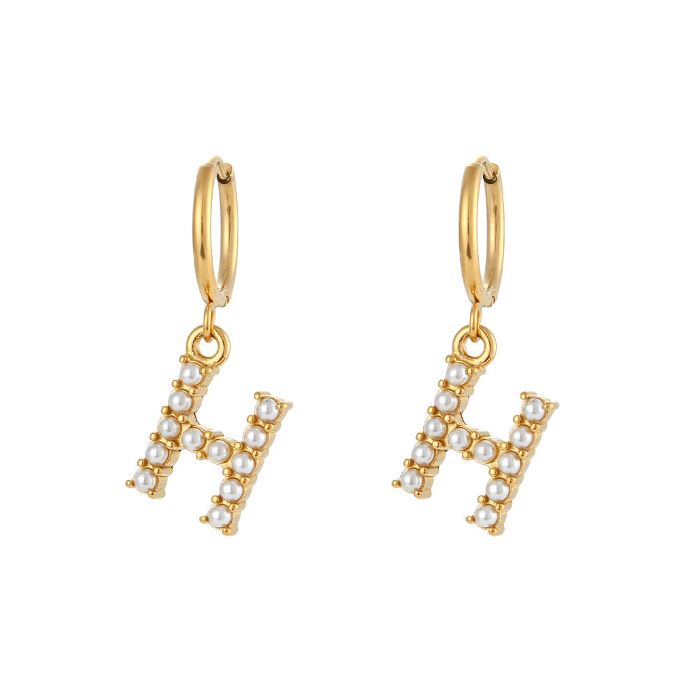 Orecchini a perno a forma di lettera dal design minimalista per donna in acciaio inossidabile con placcatura in oro 18 carati e dettagli in perle