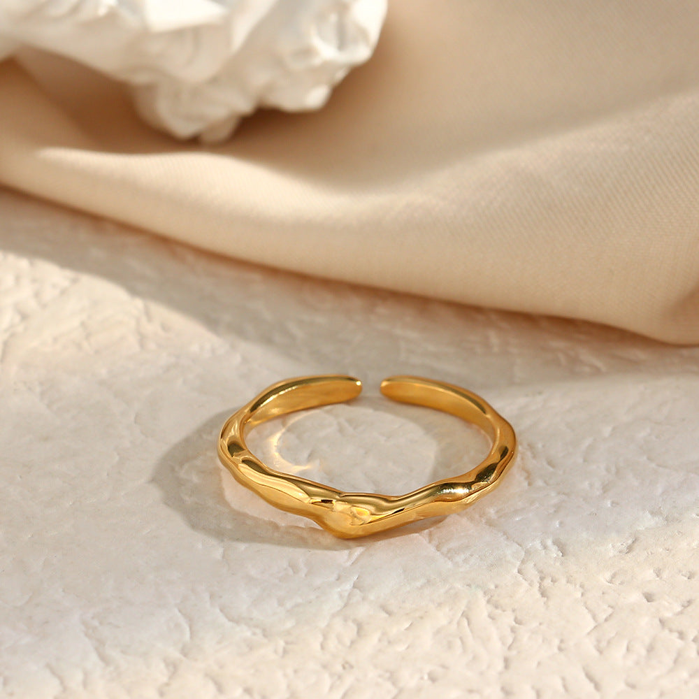 Anello da donna minimalista geometrico in acciaio inossidabile placcato oro, irregolare, aperto, effetto bambù