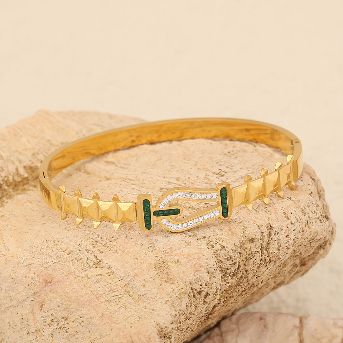Bracciale in Acciaio Inossidabile a Farfalla di Tendenza con Accento a Cuore Blu e Finitura Placcata