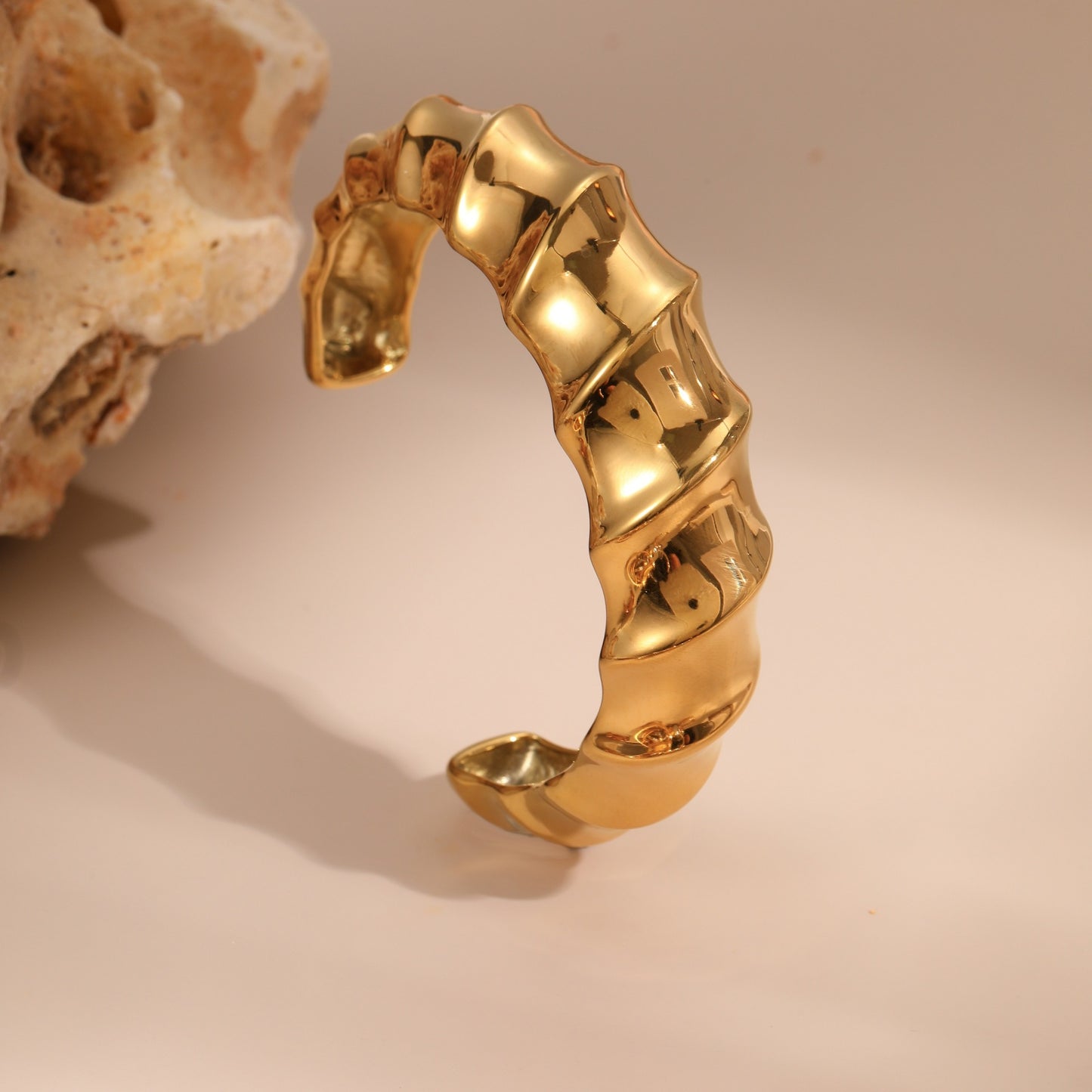 Fashionable Geometric Stainless Steel Bracelet with Gold and Silver Plated Waves for Women