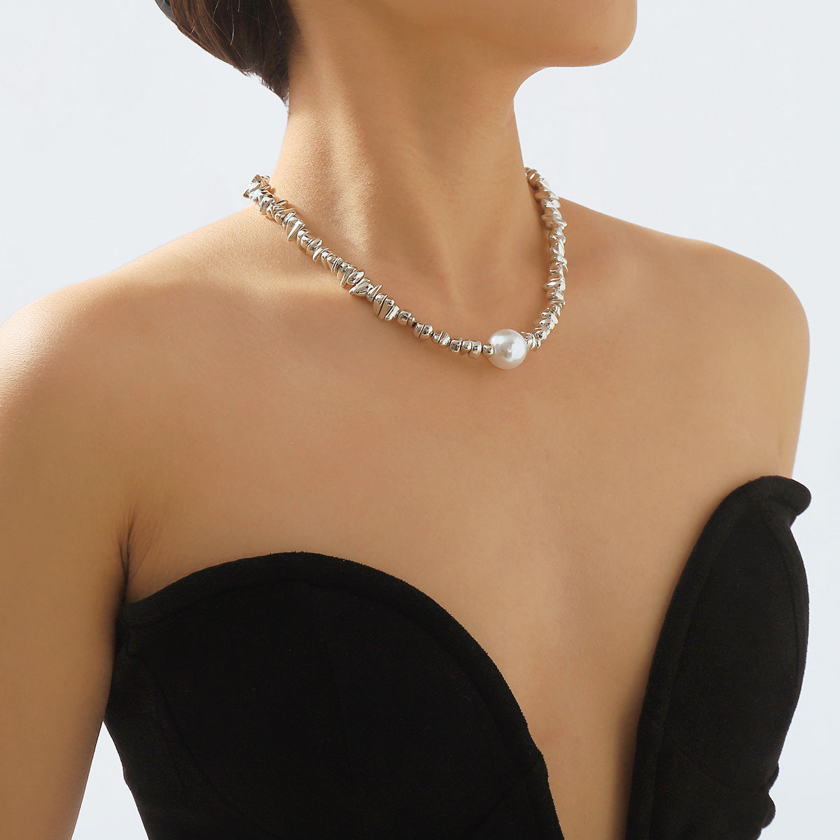 Collar Colgante Geométrico Minimalista para Mujer con Base de Aleación de Hierro Electrochapado y Detalles de Perlas de Imitación, Diseño de Contraste en Blanco y Negro