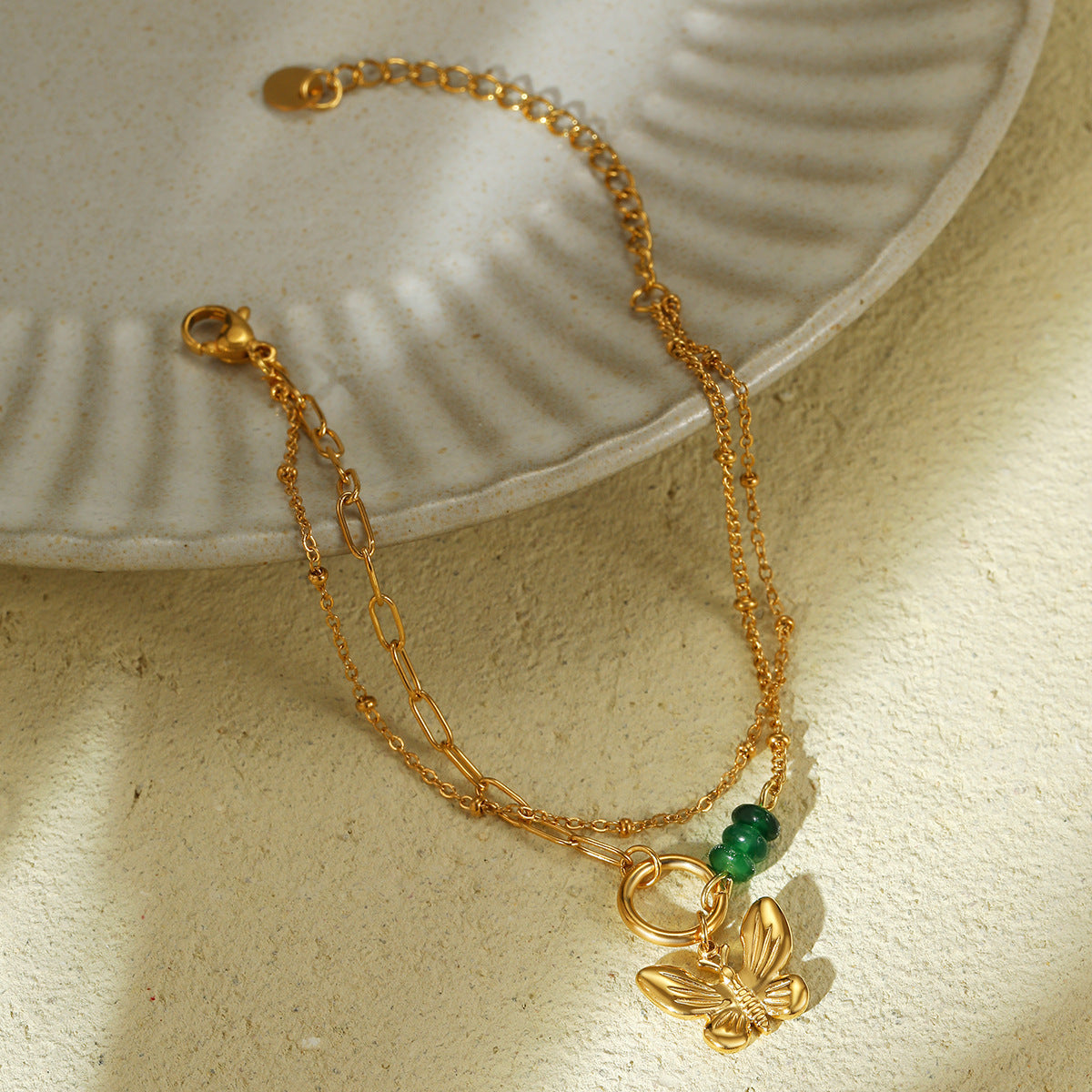Pulsera de acero inoxidable con forma de mariposa, minimalista y a la moda, para mujer, con cuentas de piedra natural verde y acabado chapado