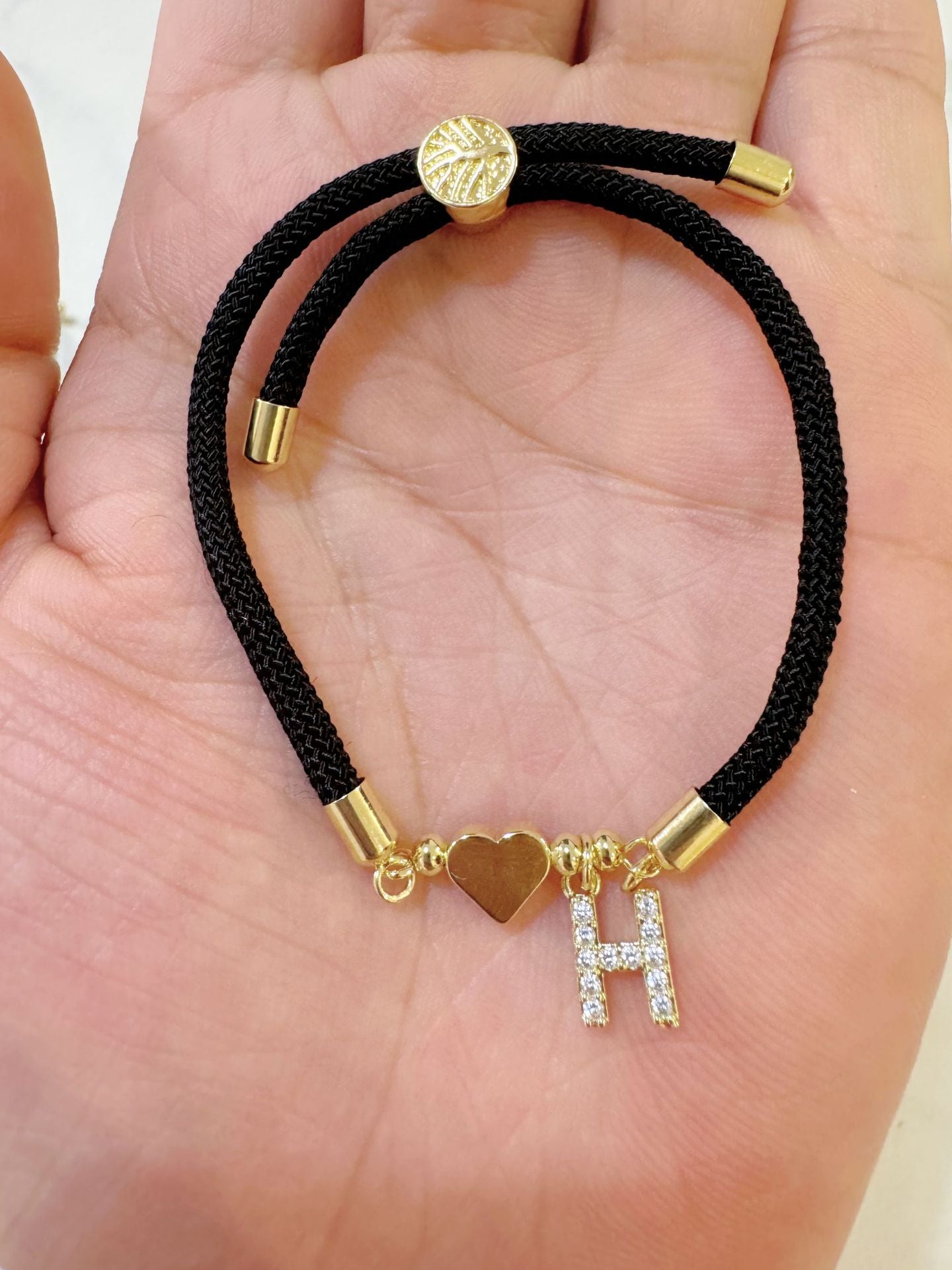 Pulsera minimalista de circonita cúbica con corazón de letra chapada en latón y cordón ajustable