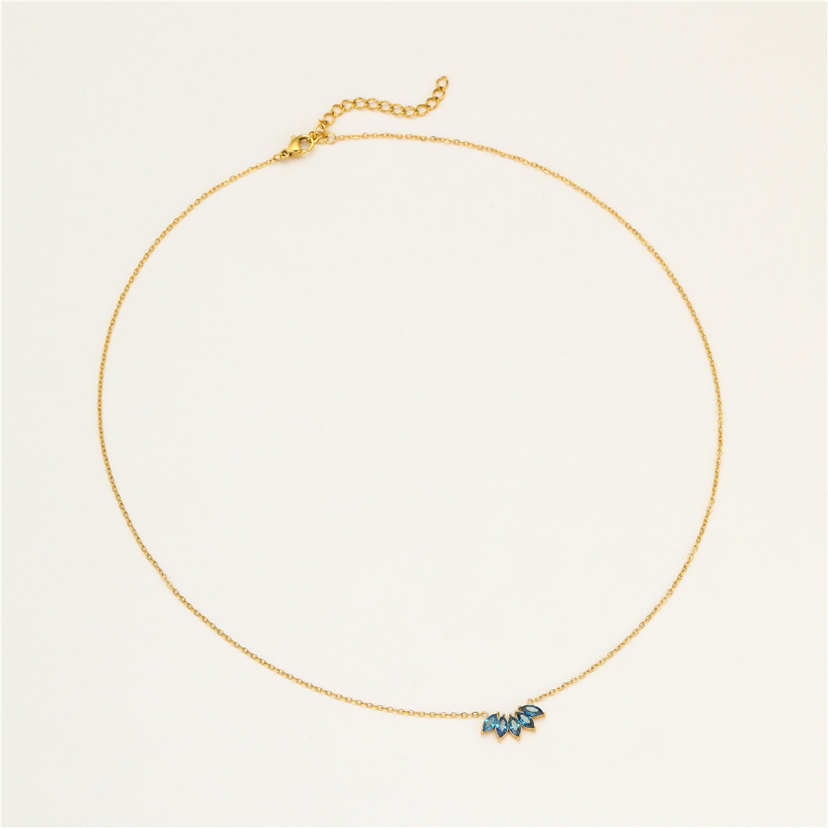 Collar con colgante de hoja floral minimalista de acero inoxidable con circonita microincrustada, delicada cadena de clavícula para mujer