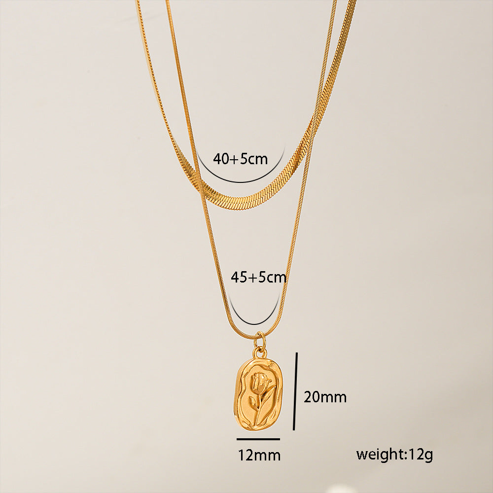 Collar con colgante de rosa floral de moda para mujer con gota de acero de titanio y cadena de serpiente plana chapada