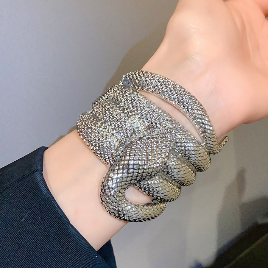 Pulsera de metal con patrón de cuadrícula geométrica de tono frío minimalista con acabado galvanizado para mujer