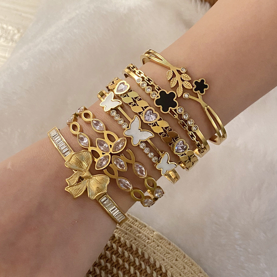 Bracciale Minimalista con Farfalla e Fiori in Acciaio Inox con Finitura Placcata