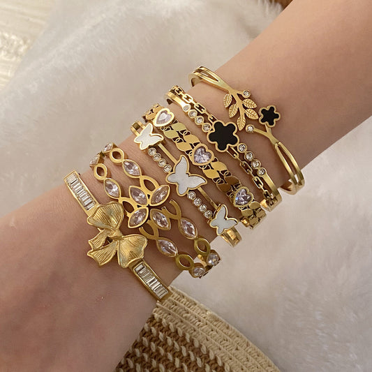 Pulsera minimalista de acero inoxidable con mariposa y flores, con acabado chapado