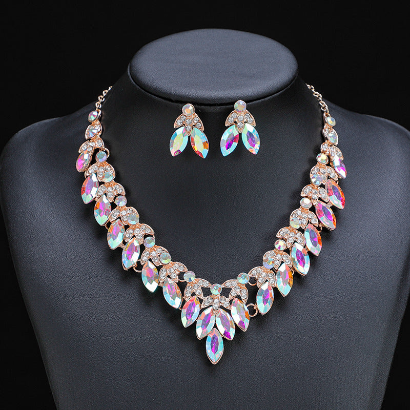 Vintage Floral Leaf Pendant Necklace and Earrings Set for Women Alloy Short Clavicle Chain with Plated Finish