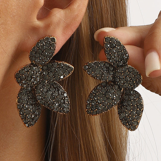 Pendientes minimalistas de aleación de zinc con diseño floral para mujer con incrustaciones de diamantes de imitación y postes de resina