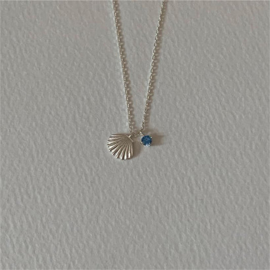 Collar minimalista de plata esterlina 925 con forma de concha marina e incrustaciones de circón azul en cadena de serpiente para mujer