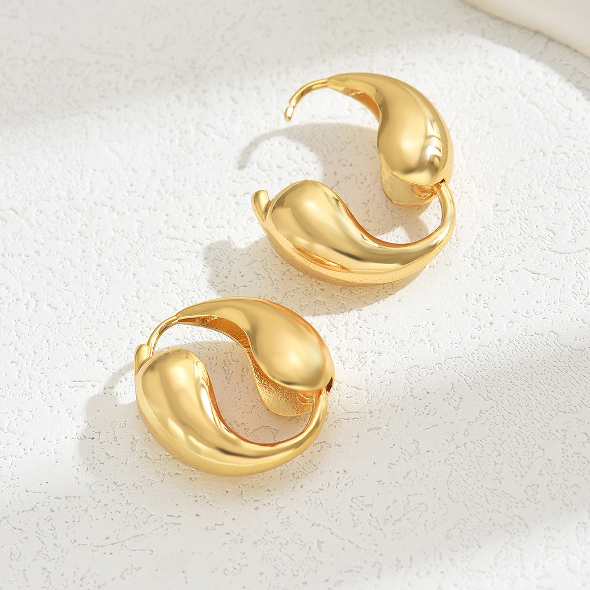 Pendientes de aro geométricos minimalistas de cobre con acabado galvanizado para mujer