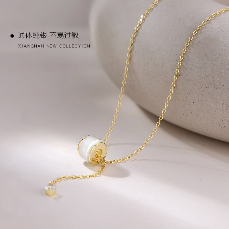 Collar con Cruz Minimalista con Forma de Cintura en Acero de Titanio con Acabado de Oro Galvanizado para Mujer