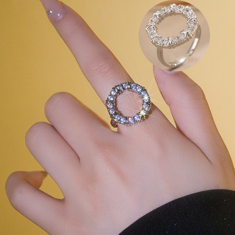 Anello minimalista geometrico in rame placcato oro con zirconi per donna