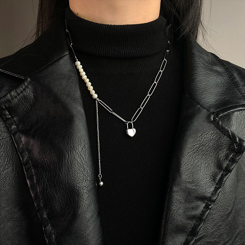 Collana Minimalista con Perle e Pendente a Cuore in Acciaio al Titanio Lucidato da Donna