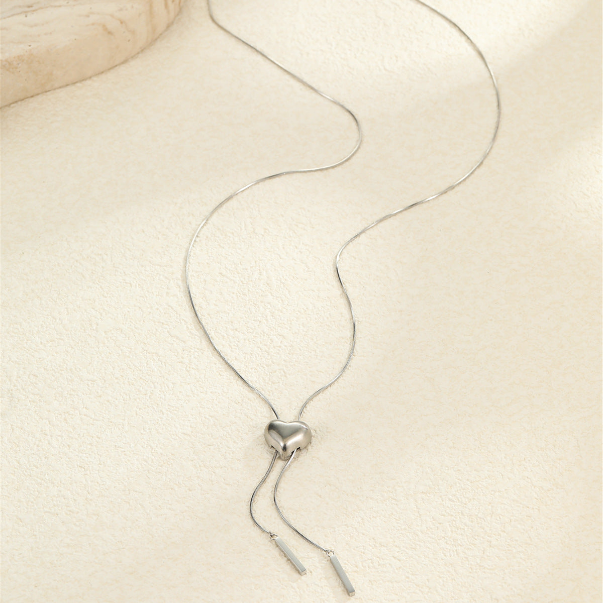 Collana Minimalista in Acciaio al Titanio con Cuore e Catena Y Regolabile, Ciondolo in Acciaio Inox Placcato Oro 18K e Dettaglio Nappa