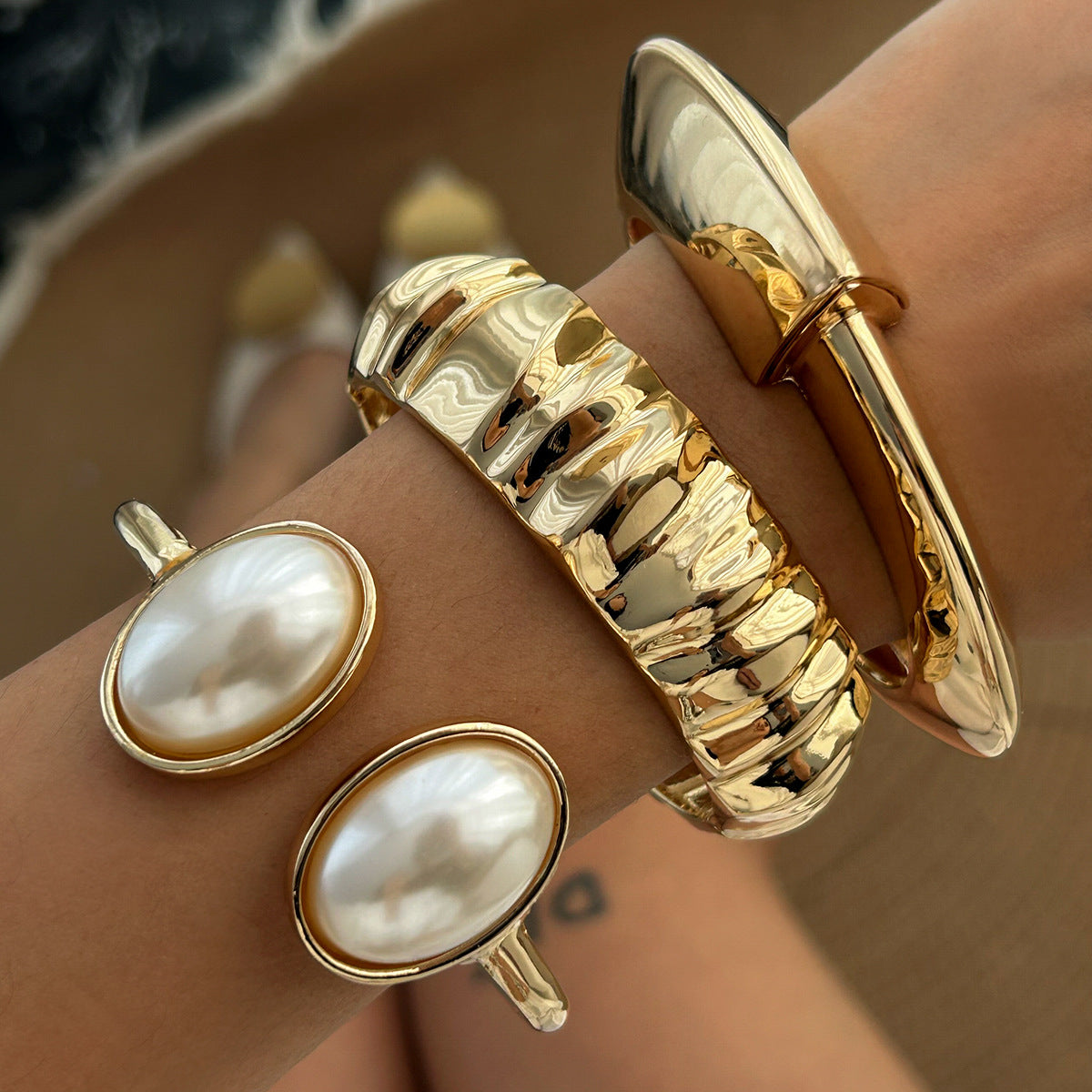 Bracciale Barocco con Perle Simulate da Donna in Lega Testurizzata Ondulata d'Ispirazione Vintage