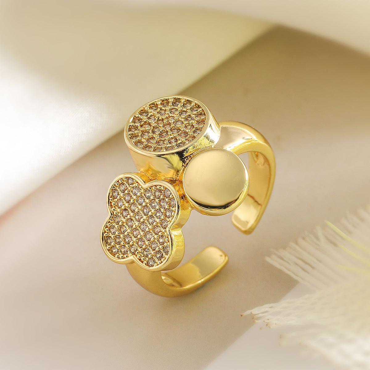 Anello geometrico minimalista in rame placcato oro 18 carati con zirconia micro-incastonata per donna