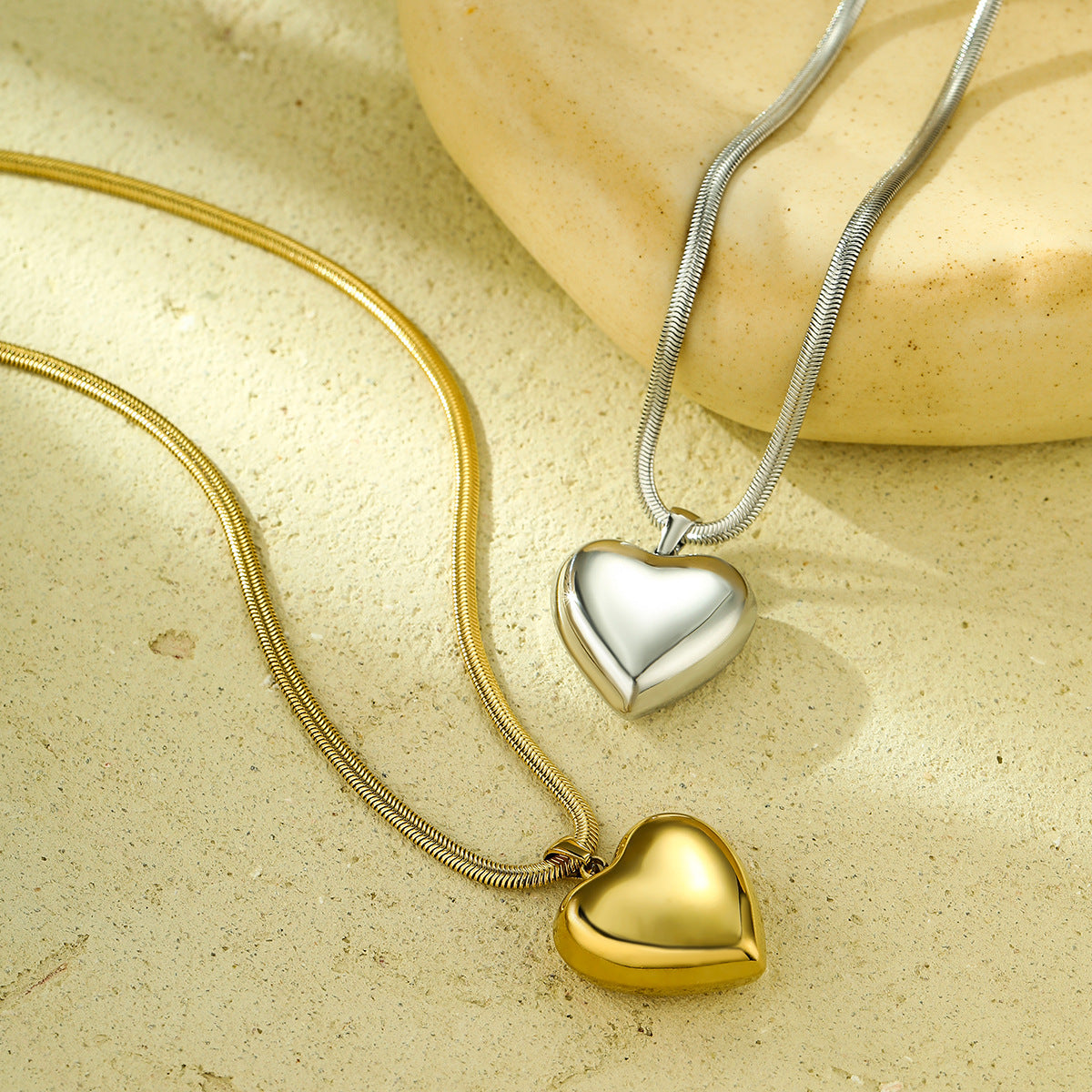 Collana da donna alla moda minimalista a forma di cuore in acciaio al titanio con finitura galvanizzata, ipoallergenica e resistente allo sbiadimento