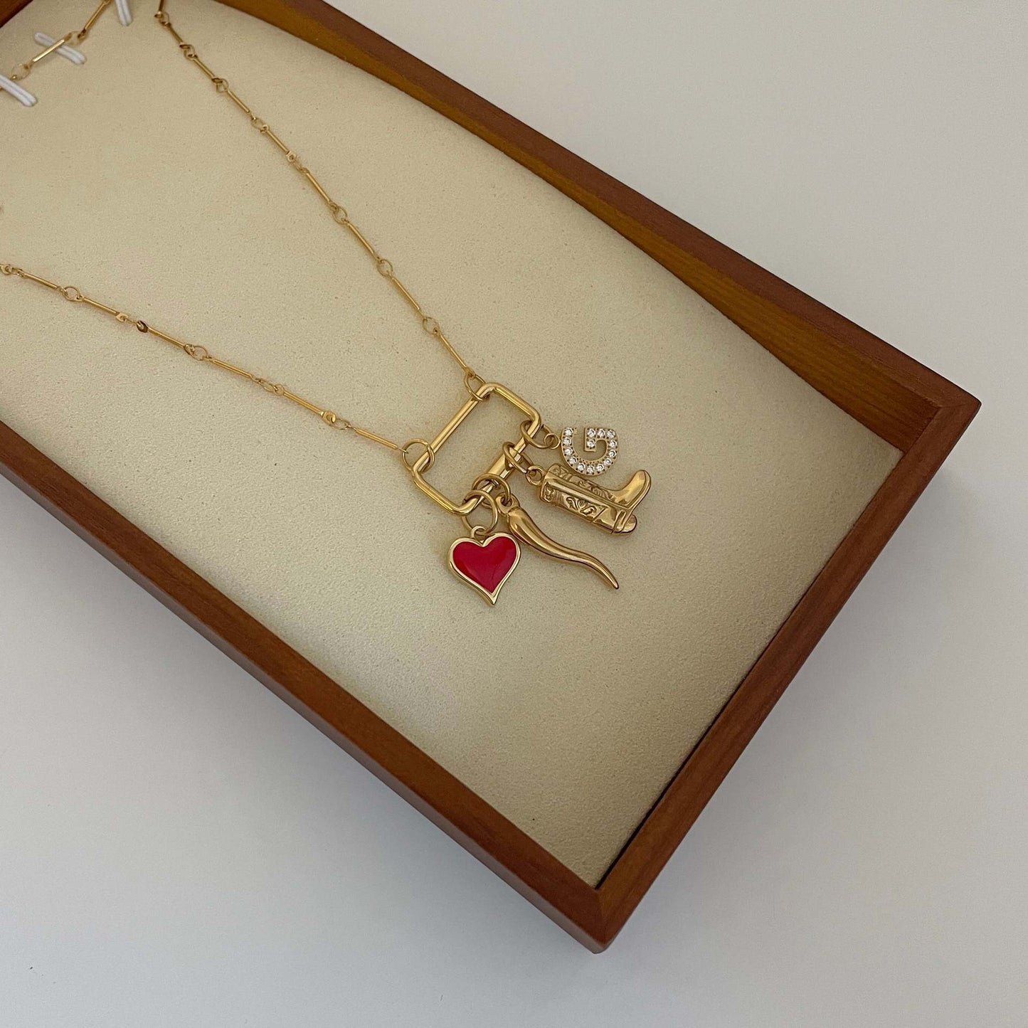 Collar Vintage Unisex con Dije Geométrico de Barra y Corazón de Acero de Titanio Chapado en Oro