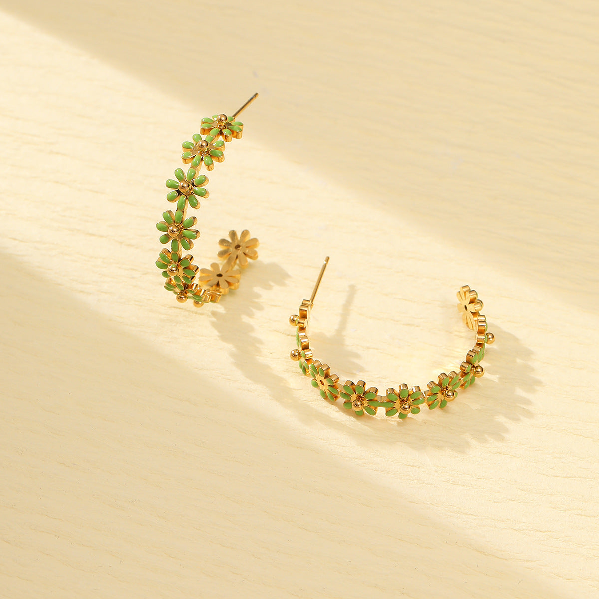 Pendientes de acero de titanio esmaltados con forma floral de moda para mujer, de acero inoxidable hipoalergénico con chapado en oro de 18 quilates