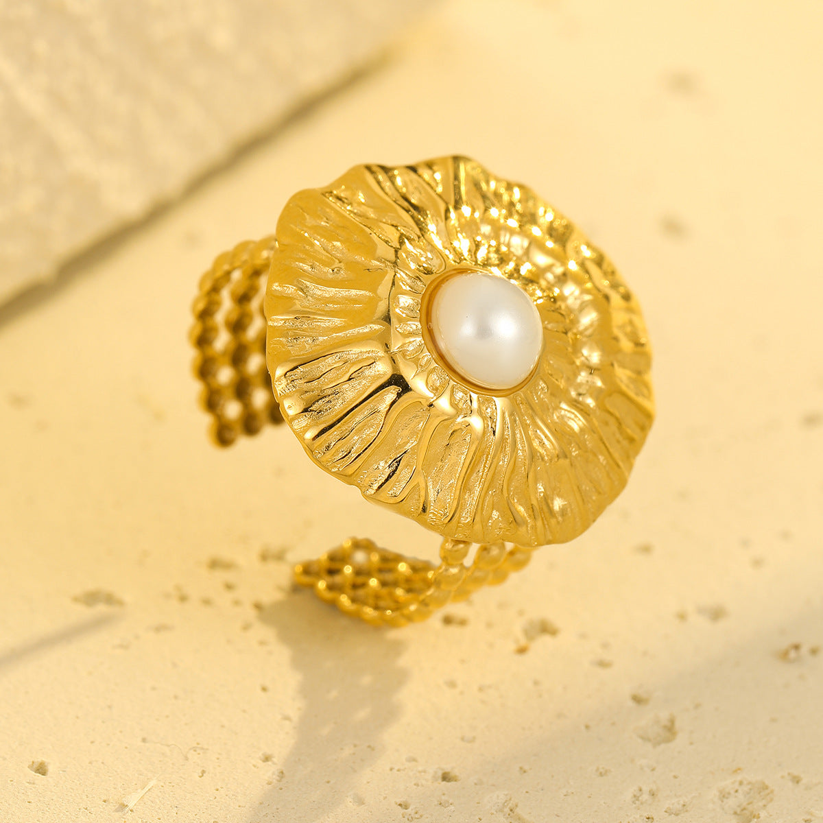 Anello da donna alla moda in acciaio al titanio geometrico con texture circolare e intarsio di perle
