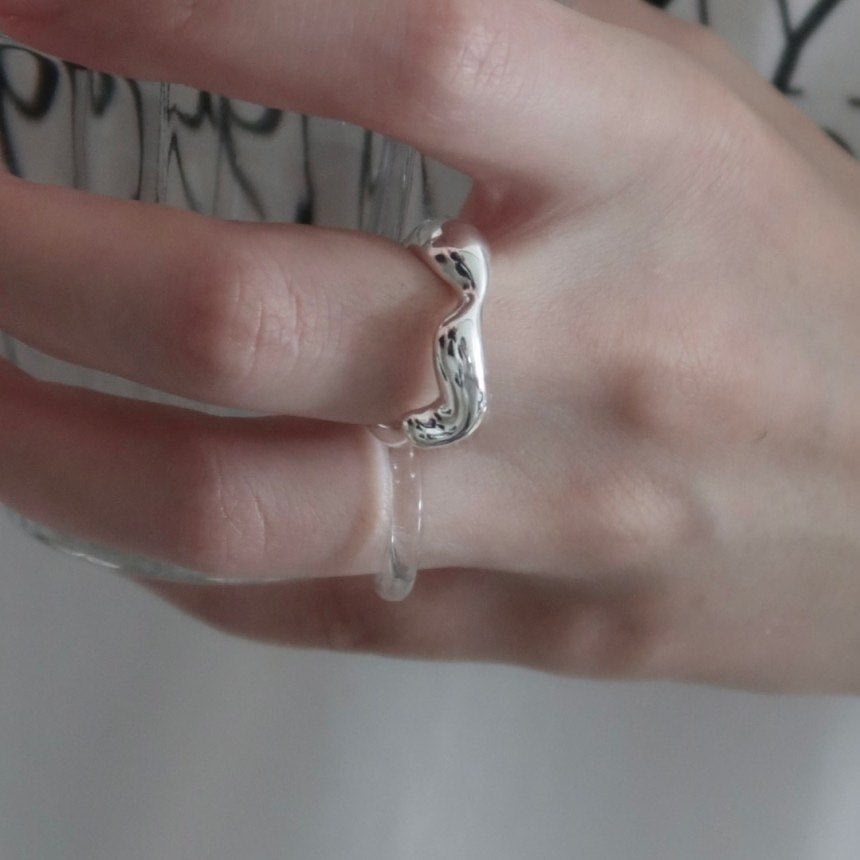 Anello da donna minimalista a forma di cuore irregolare in argento sterling 925 con dettaglio a grana quadrata smussata