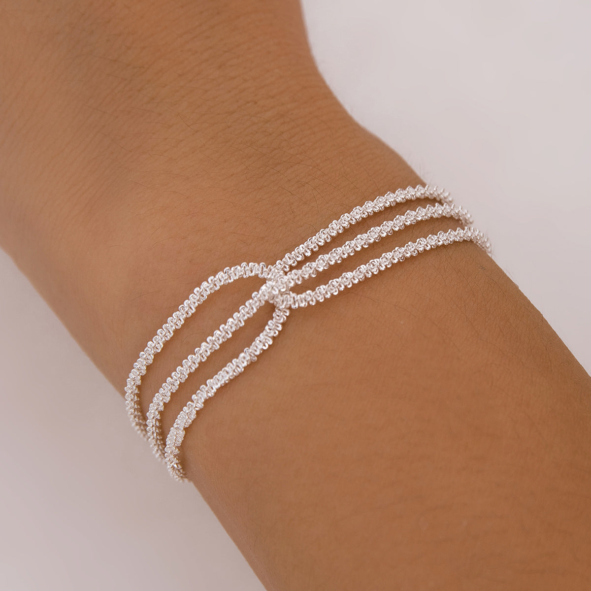 Collana a più strati geometrica minimalista da donna con base in rame e finitura galvanizzata