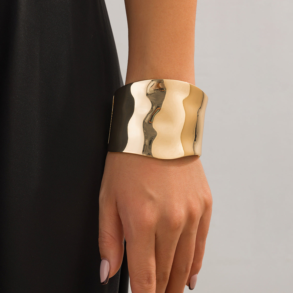 Pulsera cuadrada de metal retro para mujer con acabado chapado y diseño de resorte