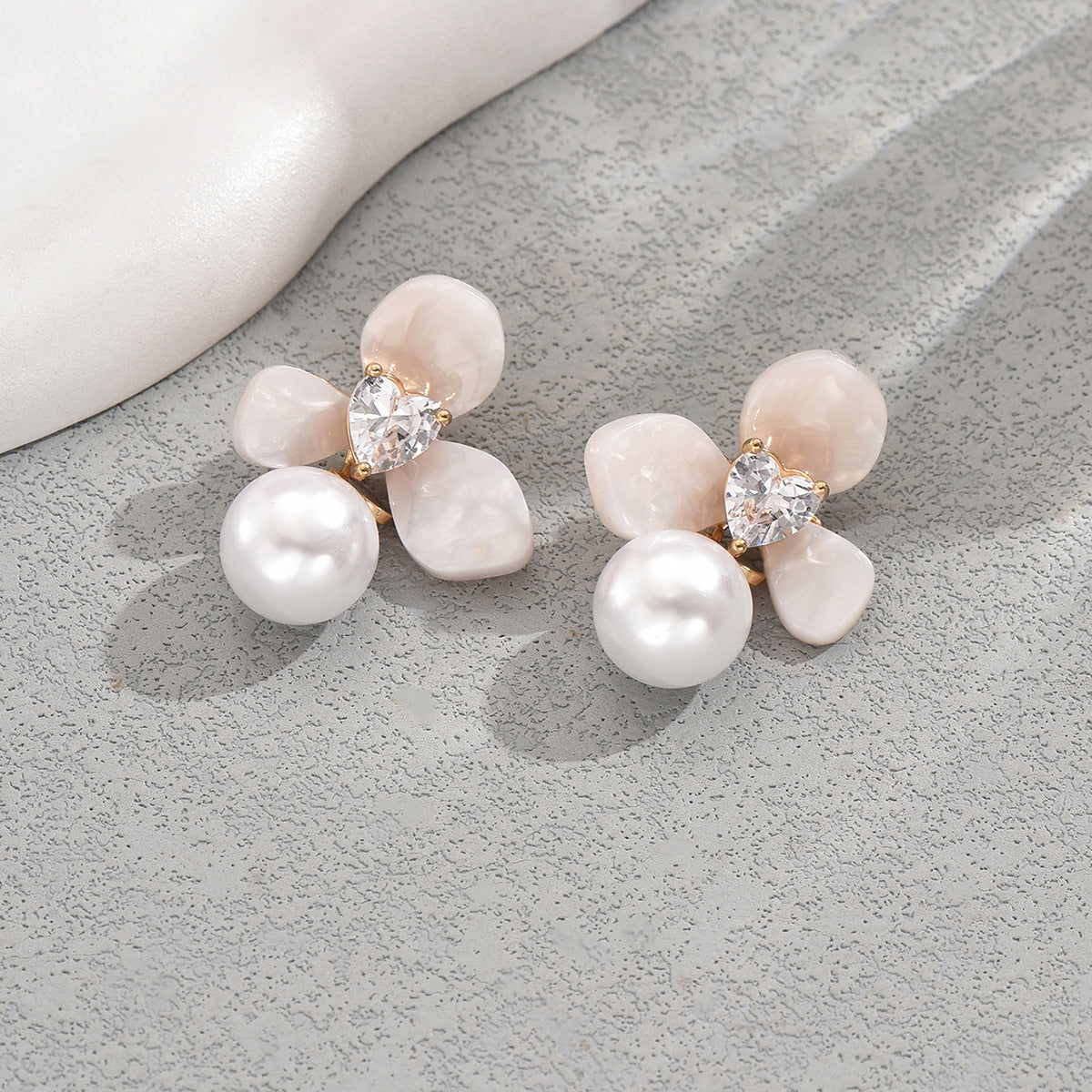 Orecchini a Perno Floreali Minimalisti con Perle e Zirconi per Donne, con Perno in Acciaio Inossidabile