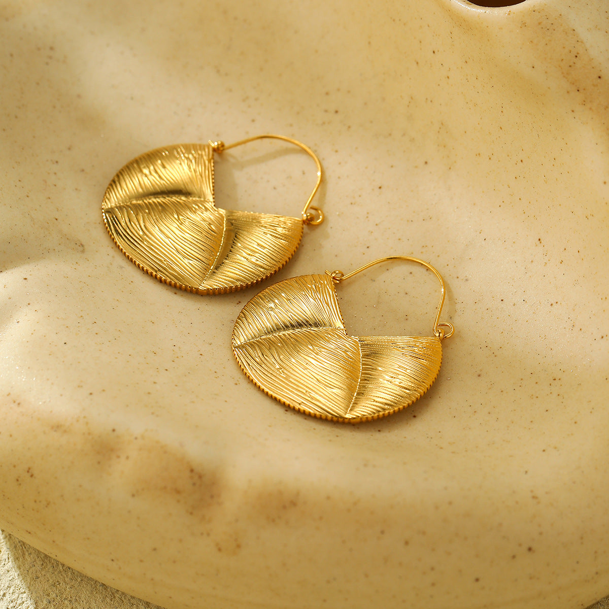 Pendientes de moda de oro chapado en acero inoxidable geométricos vintage con diseño plisado texturizado para mujer