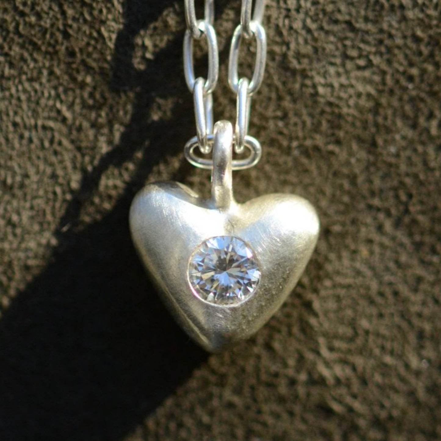 Collana con ciondolo a barra placcato in acciaio inossidabile con zirconi cubici a cuore minimalista