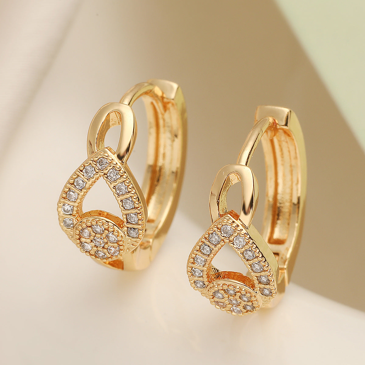 Pendientes Geométricos Minimalistas de Cobre con Baño de Oro de 18K y Circonitas Micro-Pavé para Mujer