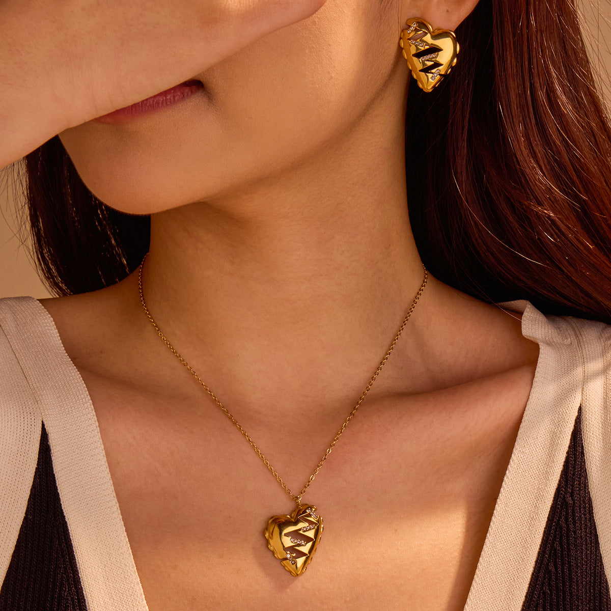 Collar Minimalista de Acero Inoxidable con Corazón, Baño de Oro de 18K e Incrustaciones de Pedrería para Mujer