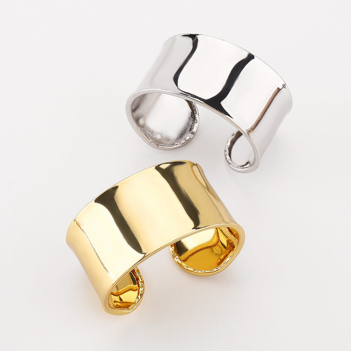 Brazalete de puño de metal pulido, geométrico y minimalista, con apertura ajustable para mujer
