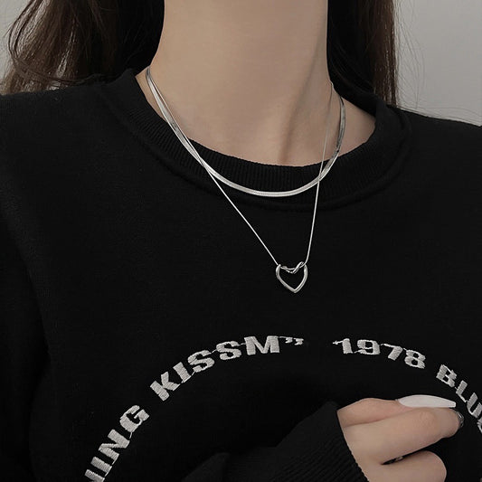 Collar con colgante de corazón hueco minimalista de acero de titanio con acabado pulido para combinar con otras joyas, estilo cadena de serpiente, joyería unisex para el cuello