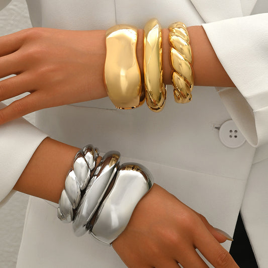 Pulsera rígida torcida minimalista para mujer de aleación de zinc con diseño geométrico y acabado chapado