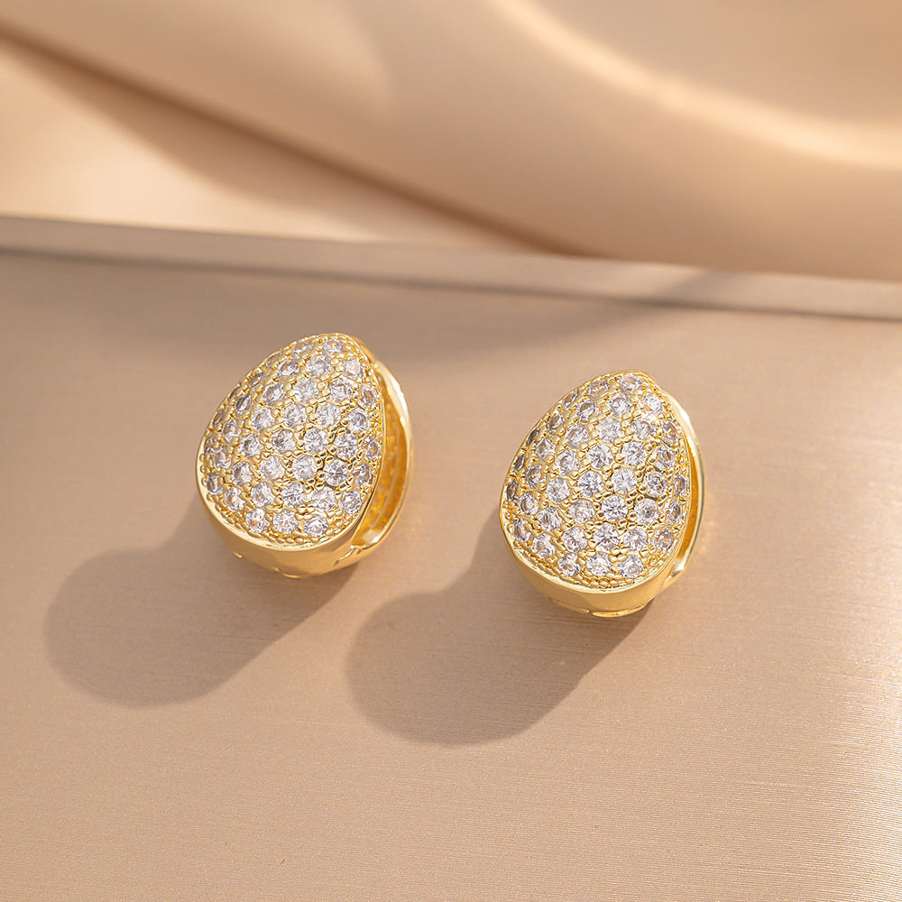 Orecchini da donna minimalisti moderni a forma di cuore in acciaio al titanio con intarsio completo di strass e placcatura in oro