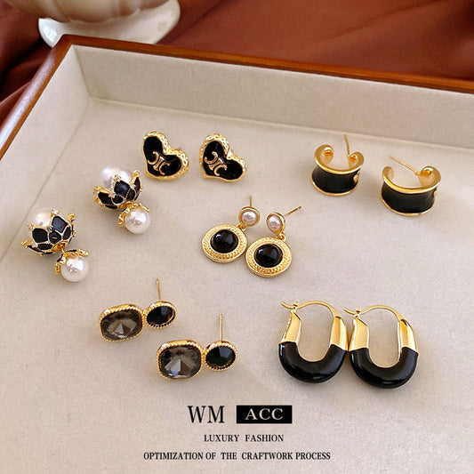 Orecchini Geometrici Vintage con Smalto Nero e Dettagli in Perle su Perni in Argento Sterling 925