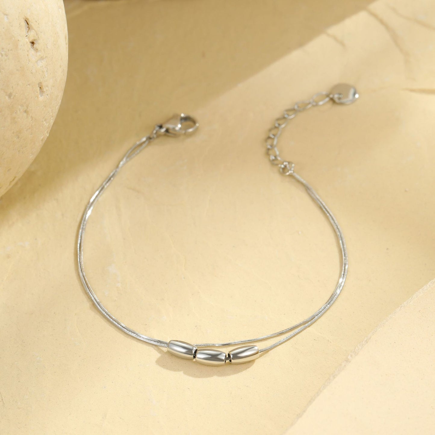 Collana pendente con perline geometriche in acciaio inossidabile stile minimalista da donna con finitura placcata e delicato design a doppia catena sulla clavicola