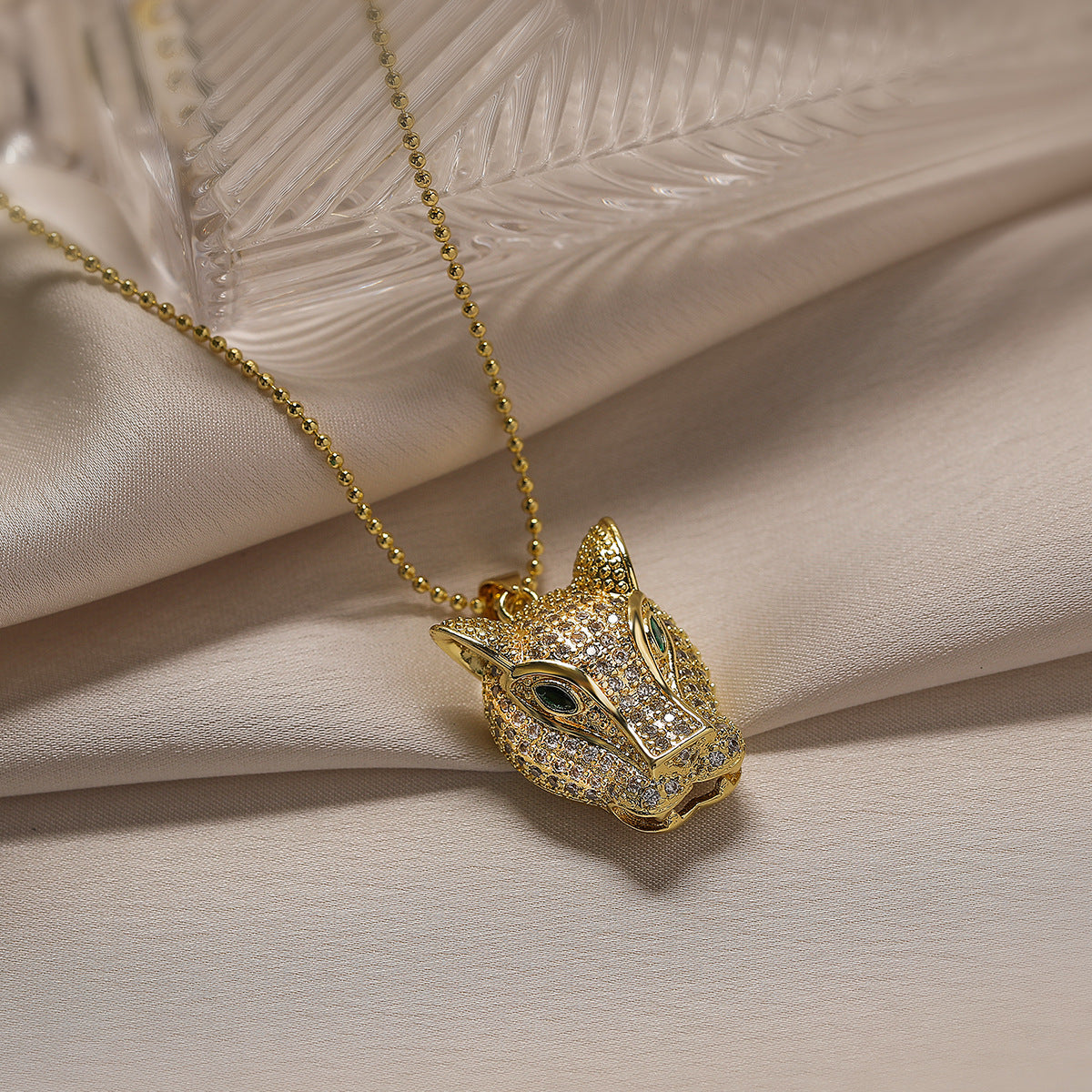 Collana con ciondolo minimalista a testa di leopardo da donna, con base in rame e placcatura in oro