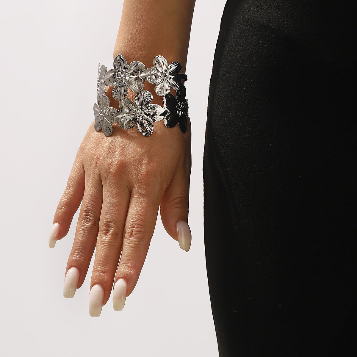 Elegante bracciale floreale a due livelli con apertura regolabile e fascia larga effetto metallo da donna
