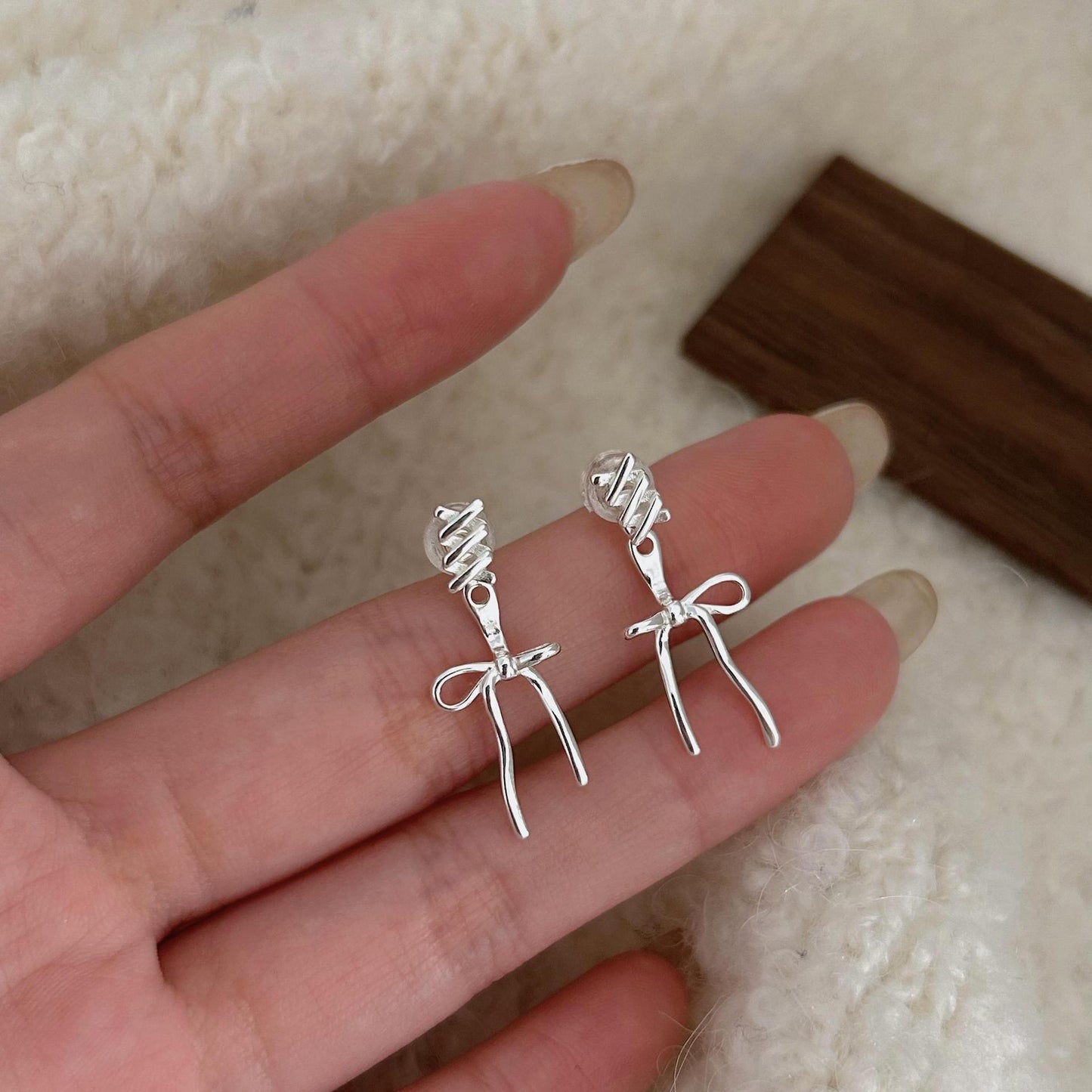 Pendientes minimalistas de lazo en plata de ley 925 con acabado pulido para mujer