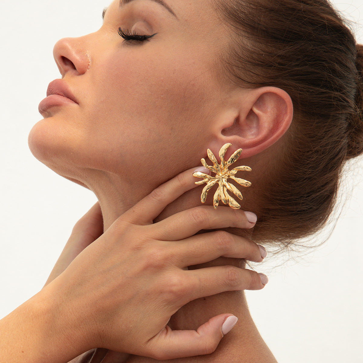 Aretes minimalistas de hoja botánica para mujer con base de aleación y acabado galvanizado