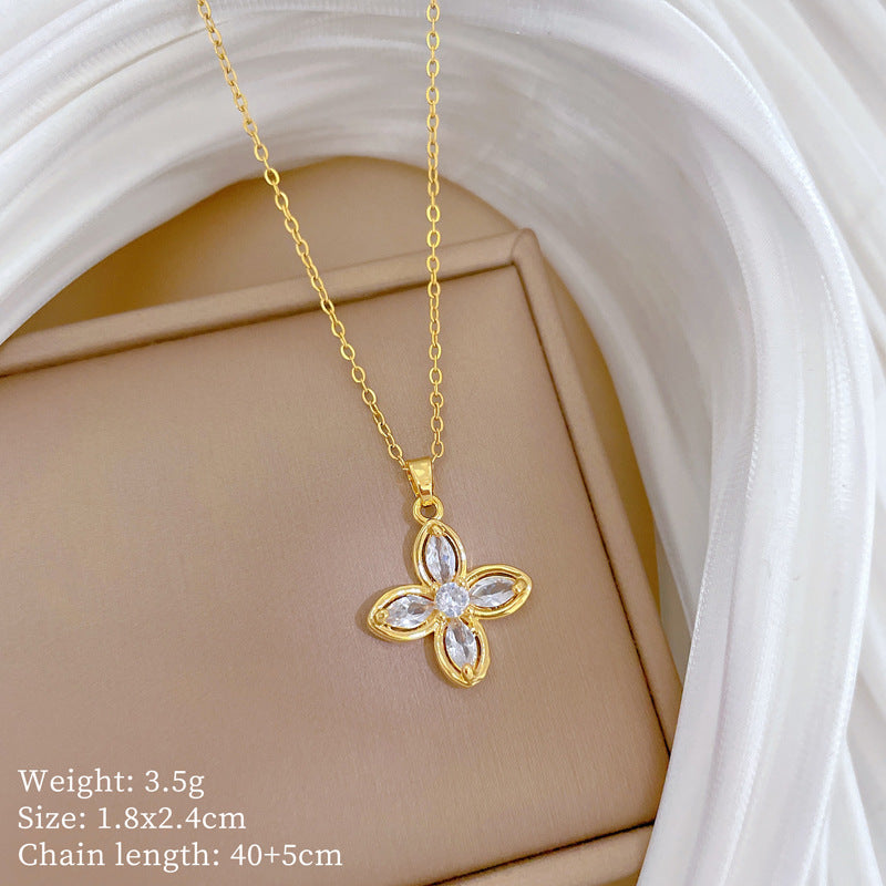 Collana con Pendente Quadrifoglio Portafortuna da Donna in Acciaio al Titanio con Intarsi in Strass, Design Geometrico, Delicata Catena alla Clavicole