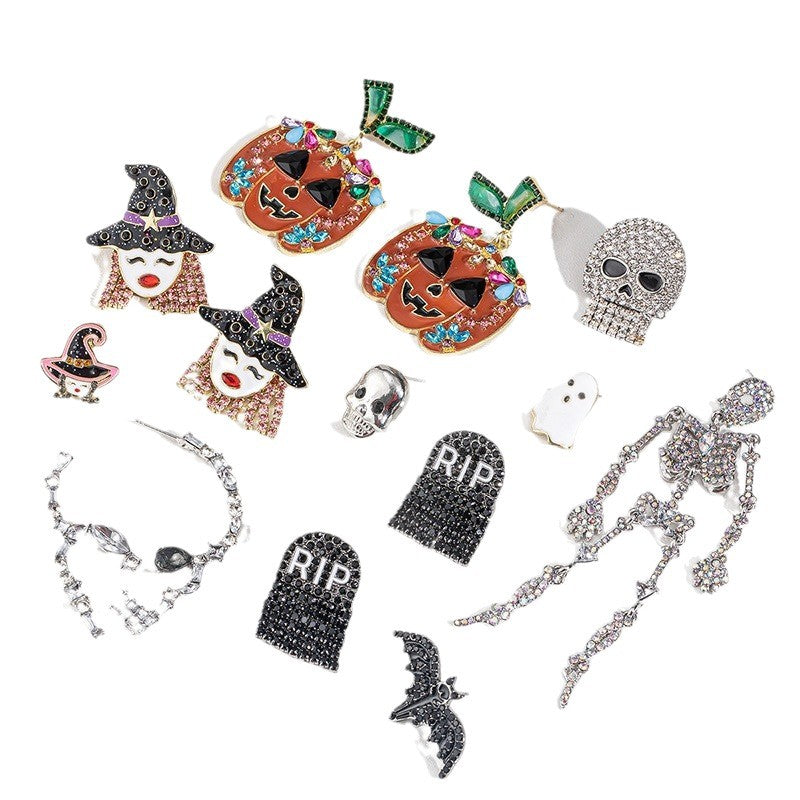 Elegantes aretes de calavera de Halloween con detalles de diamantes de imitación en aleación de zinc, con motivos de brujas, calabazas y murciélagos.