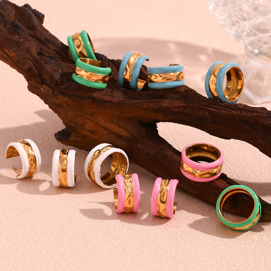 Elegantes pendientes colgantes de acero inoxidable con baño de oro de 18 quilates y textura ondulada para mujer