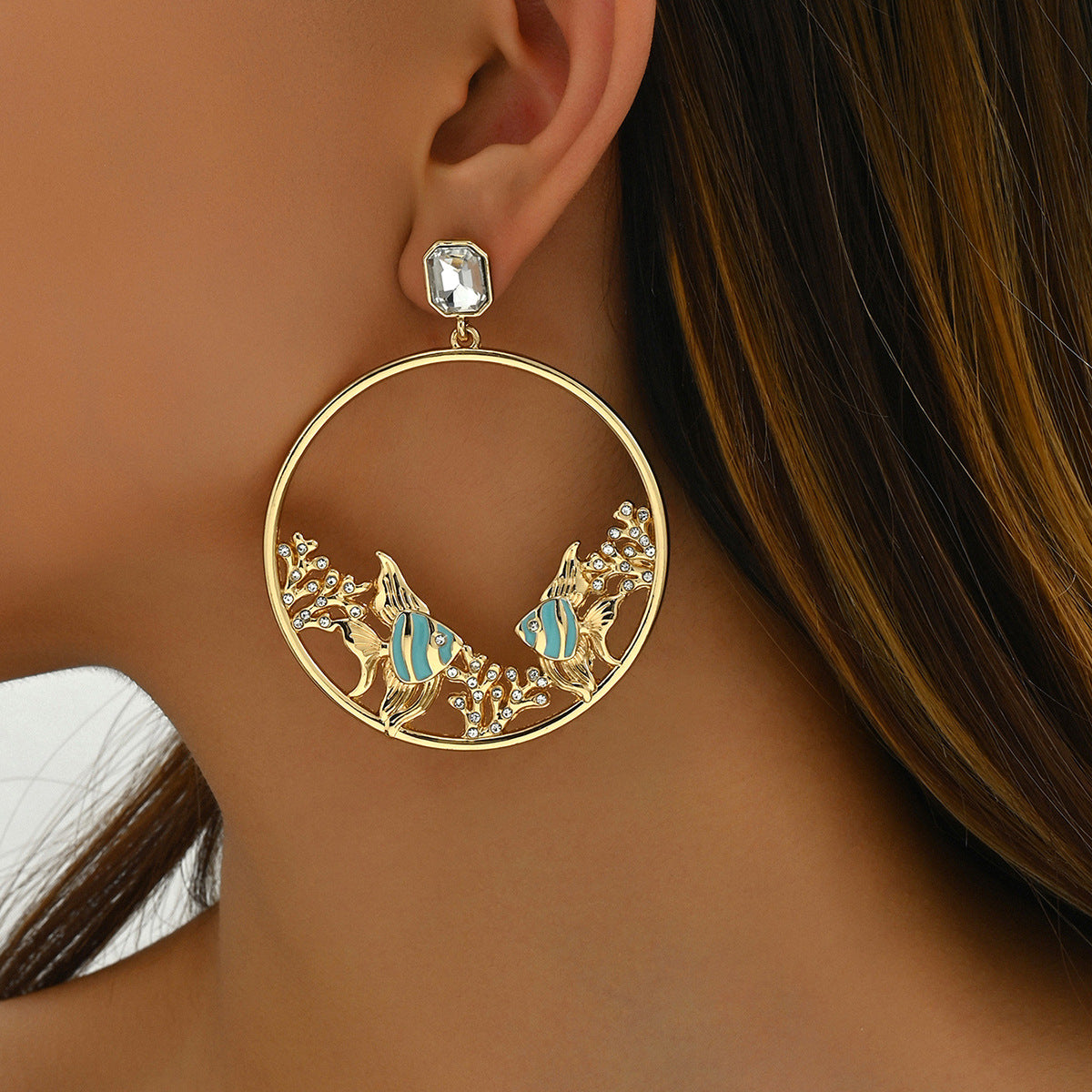Pendientes minimalistas de pescado geométricos de moda con incrustaciones de diamantes de imitación, aretes de aleación de zinc chapados en oro de 18 quilates para mujer